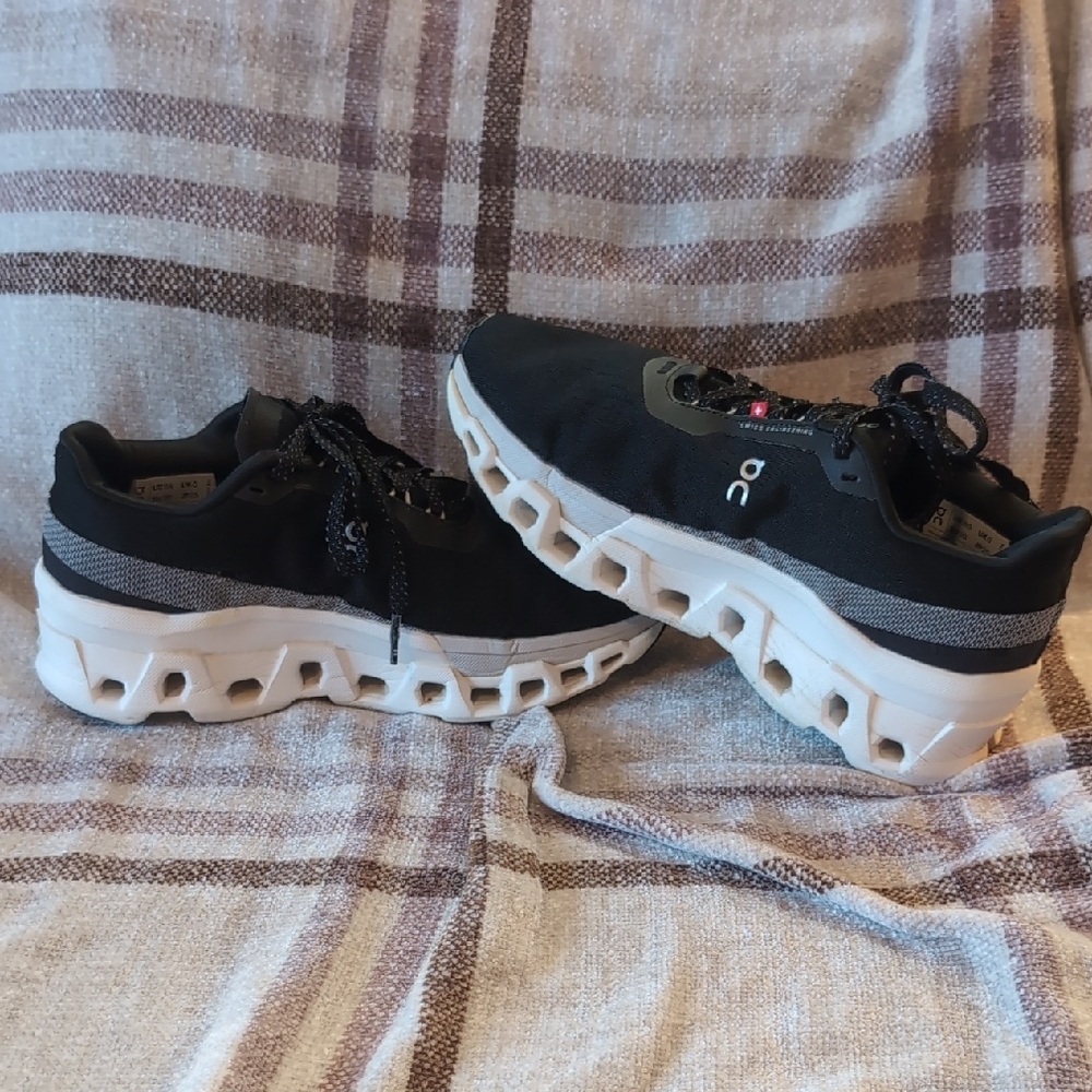 Womens Oncloud Monster Size 8